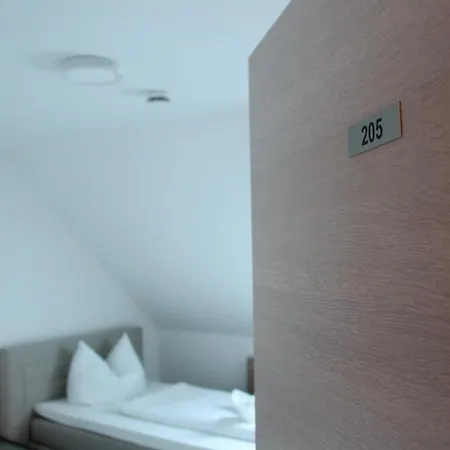 Gastehaus Hubertushof - 24h Check-in * Hausen (Wuerzburg)